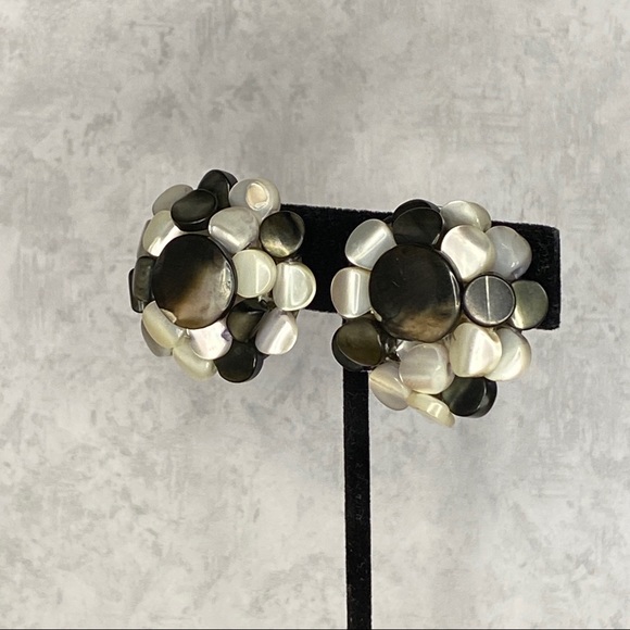 Vintage Japan B&W Pearl Clip On Earrings - Picture 2 of 6